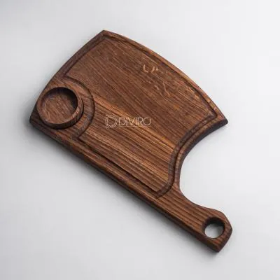 Доска для стейка в виде топора с соусником, тонированный дуб 35×19 см от мастерской DIVIRO